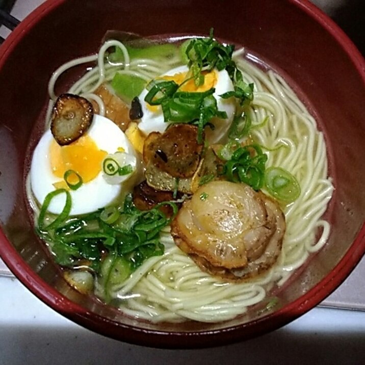 ニンニクチップ入り帆立とグリーンボールのラーメン